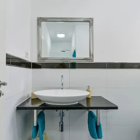 Olujic 1 By Interhome Daire Vir